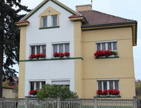 V květnu &uacute;rokov&eacute; sazby hypotečn&iacute;ch &uacute;věrů je&scaron;tě klesaly, ale zv&yacute;&scaron;en&iacute; se&nbsp;bl&iacute;ž&iacute;. Na&nbsp;sn&iacute;mku vilka s&nbsp;kytkami.