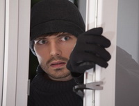 Jak zabezpečit domácnost před dovolenou a na co si dát před odjezdem pozor? Na snímku ilustrační foto zloděje.