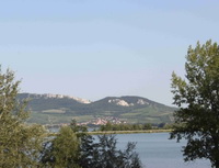 Pět důvodů, proč str&aacute;vit leto&scaron;n&iacute; dovolenou v&nbsp;Čech&aacute;ch nebo na&nbsp;Slovensku. Na&nbsp;sn&iacute;mku rybn&iacute;k&nbsp;a hory.