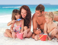 Pětina Čechů při&nbsp;cestě na&nbsp;dovolenou neře&scaron;&iacute; cestovn&iacute; poji&scaron;těn&iacute;. Na&nbsp;sn&iacute;mku rodina na&nbsp;pl&aacute;ži.