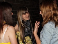 Fyzick&eacute; pen&iacute;ze&nbsp;by měly podle bank&eacute;řů vydržet je&scaron;tě 10 let, ale čas se&nbsp;jim kr&aacute;t&iacute;. Na&nbsp;sn&iacute;mku studentky.