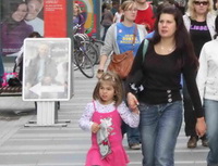 Se zač&aacute;tkem &scaron;koln&iacute;ho roku roste počet dětsk&yacute;ch &uacute;razů. Na&nbsp;sn&iacute;mku matka s&nbsp;d&iacute;tětem.