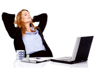 Skoro každ&yacute; Čech m&aacute; již zku&scaron;enost s&nbsp;n&aacute;kupy online. Na&nbsp;sn&iacute;mku žena s&nbsp;notebookem.