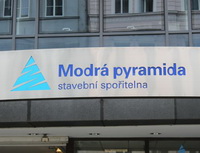Modrá pyramida přichází s novým tarifem stavebního spoření. Na snímku logo Modré pyramidy.