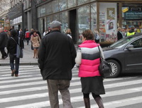 Poji&scaron;ťovna Česk&eacute; spořitelny připom&iacute;n&aacute; Mezin&aacute;rodn&iacute; den Alzheimerovy nemoci. Na&nbsp;sn&iacute;mku lid&eacute; na&nbsp;ulici.