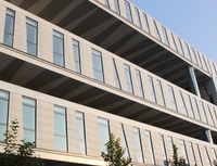 V Praze byl otevřen prvn&iacute; OK POINT, společn&eacute; obchodn&iacute; m&iacute;sto Broker Consulting a mBank. Na&nbsp;sn&iacute;mku kancel&aacute;řsk&aacute; budova.