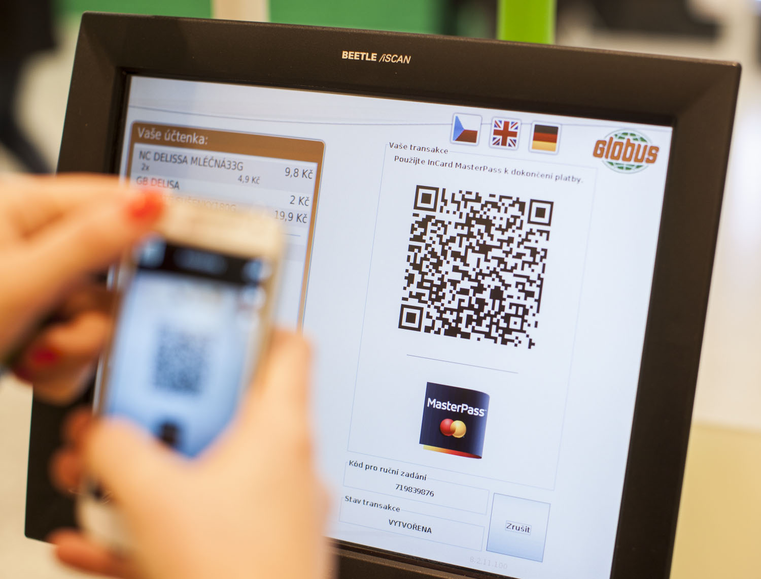 Zákazníci hypermarketu Globus mohou zaplatit nákup chytrým telefonem přes platební službu MasterPass. Na snímku platba přes mobilní telefon Zákazníci hypermarketu Globus mohou zaplatit nákup chytrým telefonem přes platební službu MasterPass. Na snímku platba přes mobilní telefon