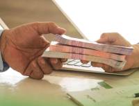 Obr&aacute;zek: Před&aacute;v&aacute;n&iacute; peněz