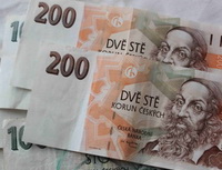 Banky bojuj&iacute; o klienty na poli spotřebitelsk&yacute;ch &uacute;věrů. Na sn&iacute;mku česk&eacute; bankovky.