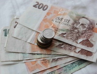 Změny v žebř&iacute;čku spořic&iacute;ch &uacute;čtů. Na sn&iacute;mku bankovky a mince