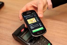 GE Money Bank - NFC platba s telefonem Samsung Galaxy S III mini GE Money Bank - NFC platba s telefonem Samsung Galaxy S III mini